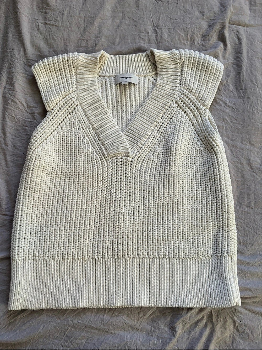 Banana Republic Cream V-Neck Sweater Size Medium Like New